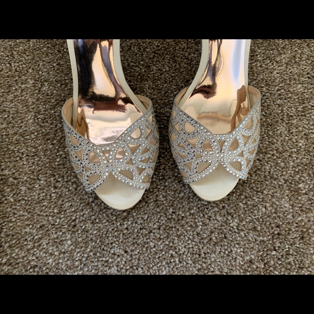 Badgley Mischka Silver and Cream Heels - Picture 3 of 14